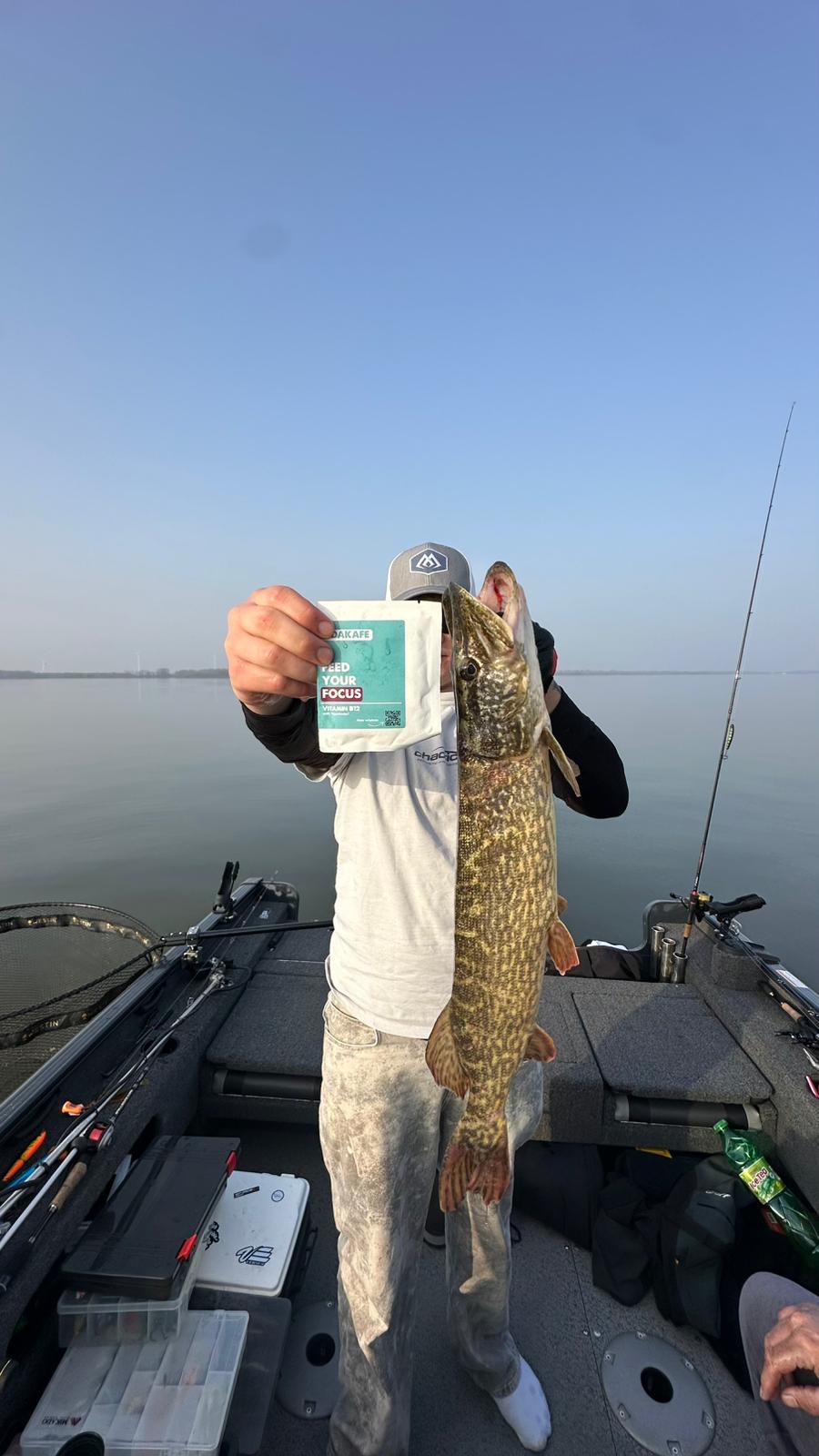 Angler mit Vidakafe B12 Drip Bag auf einem Boot